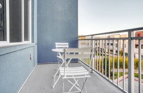 Evergreen Park Apartment | Sweet Palo Alto 2BR w/W/D & Pool, walk to Pinterest, by Blueground