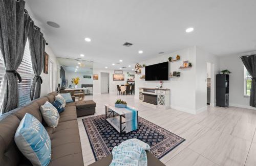 Riviera Beach House | Sweet Pink House, Near Airportpeanut Islandparks