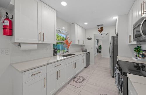 Riviera Beach House | Sweet Pink House, Near Airportpeanut Islandparks