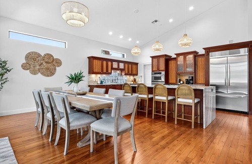 Siesta Key House | Sweet "Rae" of Sunshine-Coastal Oasis, Prime location & GOLF CART INCLUDED!