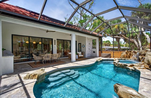 Siesta Key House | Sweet "Rae" of Sunshine-Coastal Oasis, Prime location & GOLF CART INCLUDED!