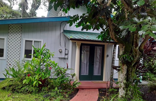 Kapoho House | Sweet retreat close to the ocean. Where natures sights and sounds delight soul.