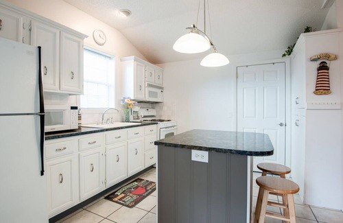South Haven House | Sweet Retreat | Intimate Bungalow with a Cozy Backyard, Near the Beach