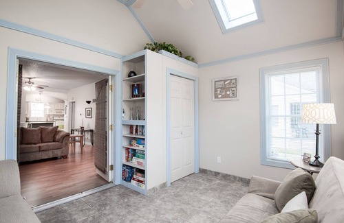 South Haven House | Sweet Retreat | Intimate Bungalow with a Cozy Backyard, Near the Beach