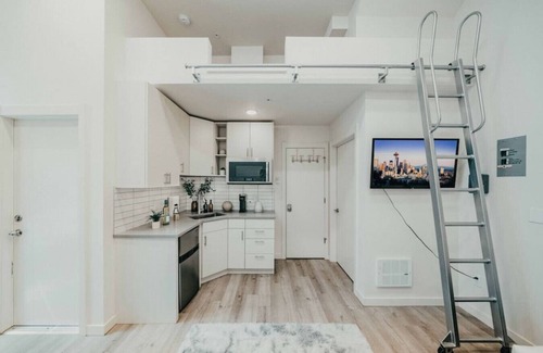 Lawton Park House | Sweet Seattle Studio/1 min to Discovery Park