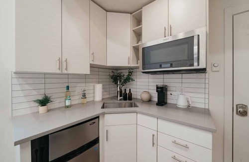 Lawton Park House | Sweet Seattle Studio/1 min to Discovery Park