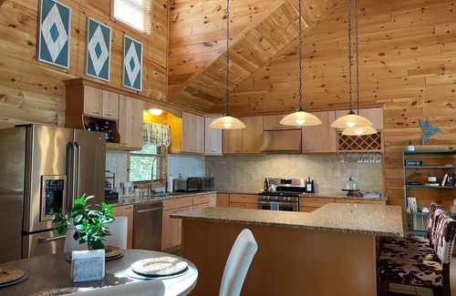 Almond Cabin | Sweet Serendipity Cabinn2 BR/2 BA near Fontana Lake