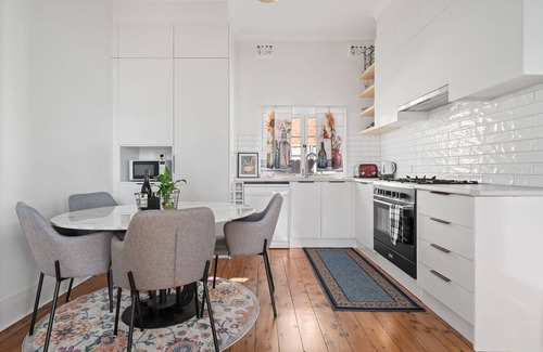 Bathurst House | Sweet Stewart - Walk to CBD, Convenient & Cosy