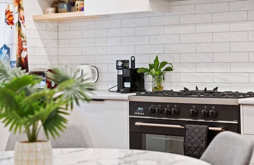 Bathurst House | Sweet Stewart - Walk to CBD, Convenient & Cosy