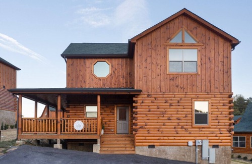 Pigeon Forge Cabin | Sweet Tea Timber-Indoor Pool & Hot Tub!