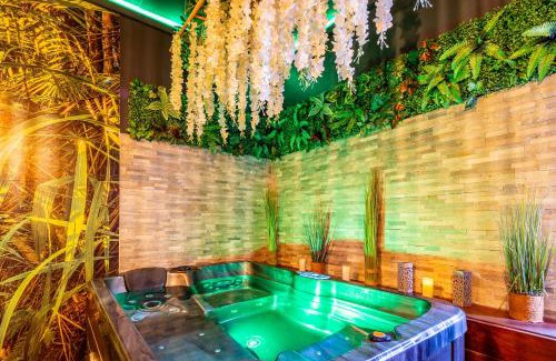 Rhone Hotel | Sweet Uni'vert Jacuzzi