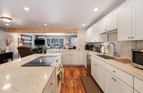 Deer Park House | Sweet Updates, Heart of Sunriver, Hot Tub, Bikes, SHARC, A/C