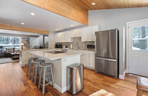 Deer Park House | Sweet Updates, Heart of Sunriver, Hot Tub, Bikes, SHARC, A/C