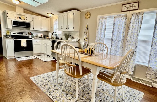 Shenandoah Junction House | Sweeter than Honey, Comfortable – Beyond the Ordinary Hotel Experience!