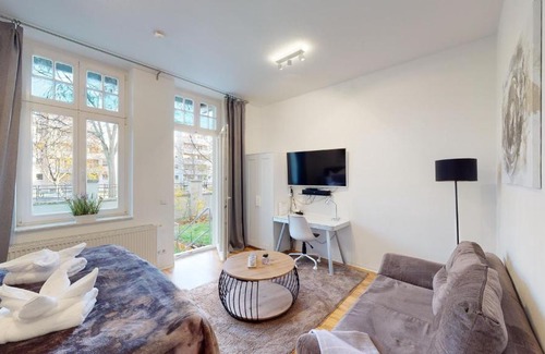 Magdeburg Apartment | SweetHome - Business-Apartment mit Küche, Terrasse, Stellplatz
