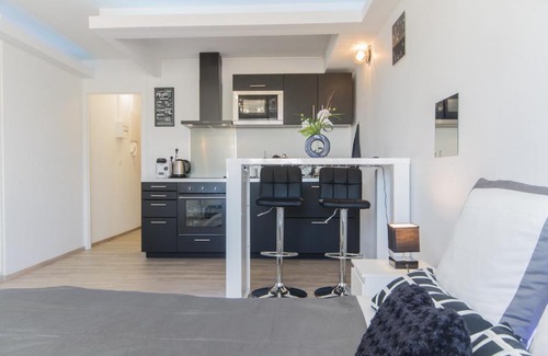 Faubourg-Raines Apartment | SweetHome Dijon - Black & White