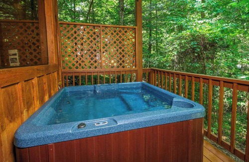 Gatlinburg - Pigeon Forge Cabin | Swim Among Waterfalls, Enjoy Hot Tub Soaks, Sip Fireside, Play Tennis & Hike Trails - Copper River