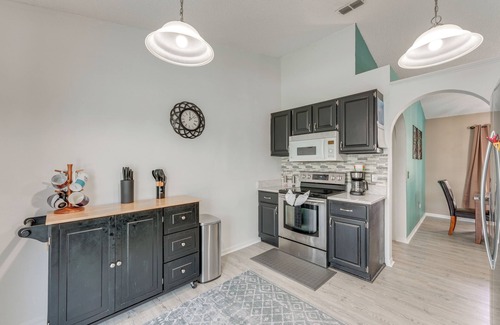 Sunridge Woods House | Swim, Golf & Explore: Family Gem in Davenport!