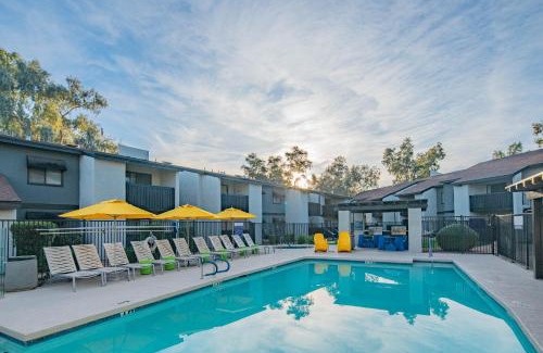 Paradise Valley Village Apartment | Swim & Trail Escape -King Bed-Self Check In C257