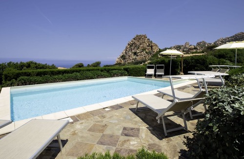 Costa Paradiso House | Swimming pool, air conditioning, wifi, private parking 250m from the sea.