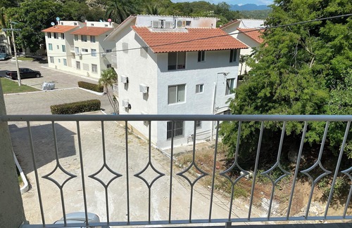 Crucecita Apartment | Swimming pool and walkable to downtown and Chahue beach