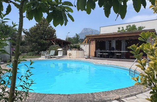 La Farlede RV Rental | Swimming pool on private land in Provence