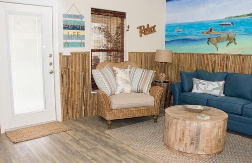 Flour Bluff House | Swimming with Pigs-14920