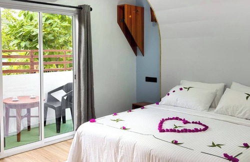 Omadhoo House | swims maldives