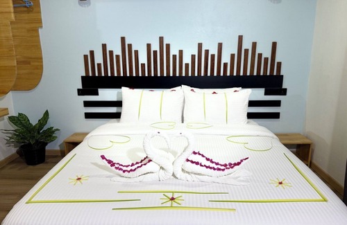 Omadhoo House | swims maldives