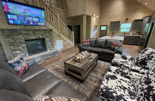 Gatlinburg - Pigeon Forge Cabin | SwimTastic Escape: New Pool Cabin in Wears Valley