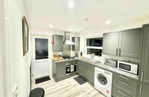 Swindon House | Swindon 3 bedroom relaxing home with parking - good location for family or contractors
