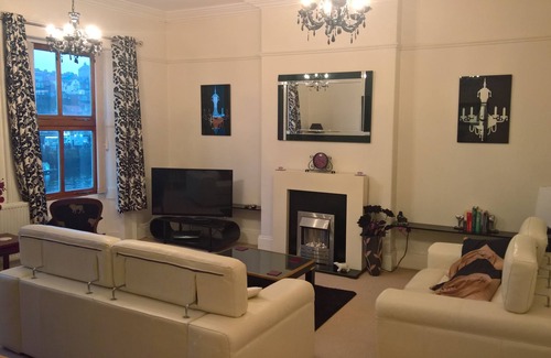 Whitby Apartment | Swingbridge View - Beautiful 2 Bedroom Apartment in the Heart of Whitby