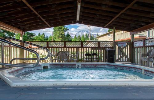 Mount Shasta Hotel | Swiss Holiday Lodge