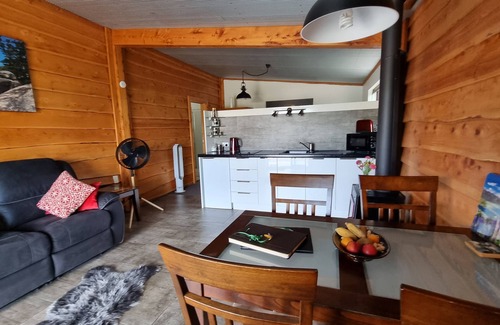 Whakamarama Cottage | Swiss-Kiwi Retreat includes Breakfast and a Spa Pool option.
