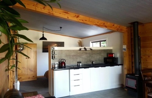 Whakamarama Cottage | Swiss-Kiwi Retreat includes Breakfast and a Spa Pool option.