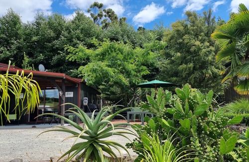 Whakamarama Cottage | Swiss-Kiwi Retreat includes Breakfast and a Spa Pool option.