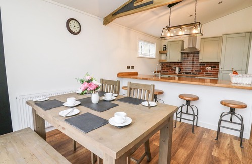 Llanidloes Cottage | SYCAMORE LODGE, romantic, luxury holiday cottage in Llangurig