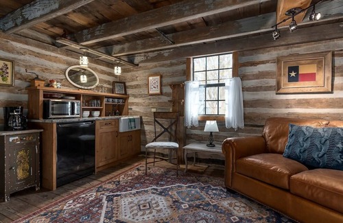 Fredericksburg Cabin | Sycamore Log Cabin, Walk to Main St, Sleeps 4