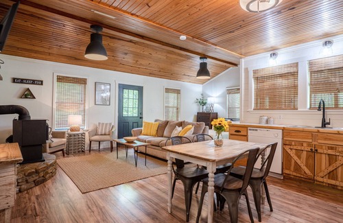 Mountain View Cabin | Sylamore Creek Retreat- with Creek Views