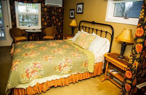 Glen Arbor Bed & Breakfast | Sylvan Inn Bed & Breakfast