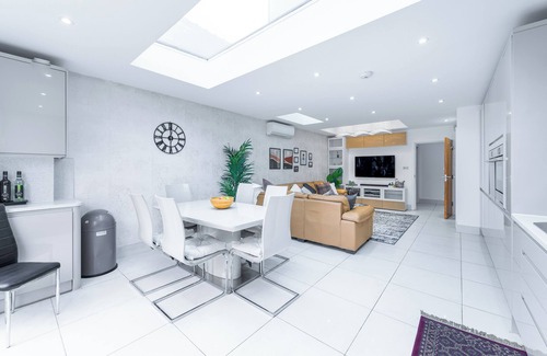 Valentines Apartment | Symphony of Style | Pvt Courtyard | 6 Bed | Ilford