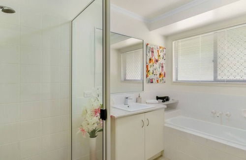 Dundowran Beach Bed & Breakfast | SYNERGY BEACHSIDE NUDIST RETREAT KB a/c Dog Friendly!