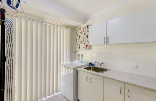 Dundowran Beach Bed & Breakfast | SYNERGY BEACHSIDE NUDIST RETREAT KB a/c Dog Friendly!