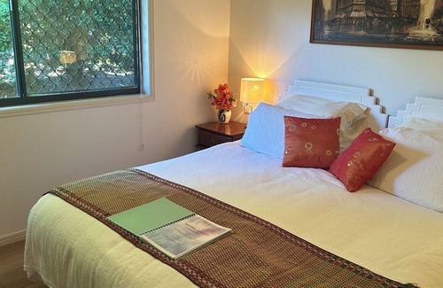 Craignish Bed & Breakfast | Synergy Beachside Nudist Retreat 2 minute walk to beach A/C King bed breakfast