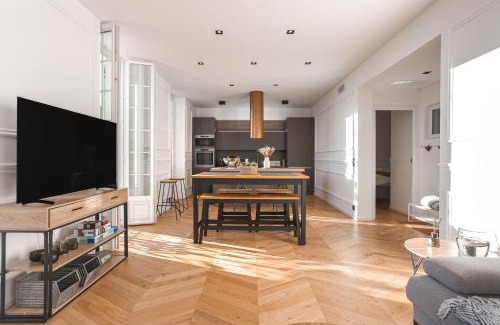 Riou - Petit Juas - Av de Grasse Apartment | Syssi - 3 Chambres avec salles de bains, spacieux, calme, moderne, idéal congrès