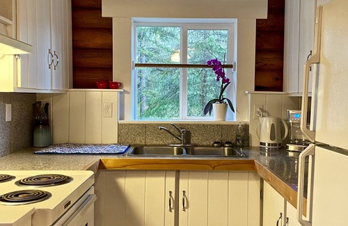 Clearwater House | Tír Na Sióg Guesthouse - 5 minutes from beautiful Wells Gray Park