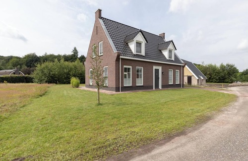 Gasselte House | 't Boshuis villa is beautifully situated on Vakantiepark de Kremmer in Gasselte. This new, spacious vacation home is suitable for 6 persons.