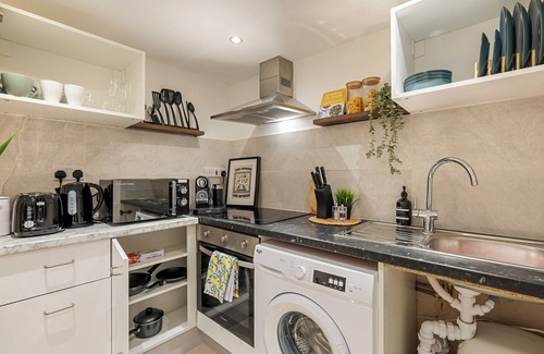 Harrow Road Apartment | Chic Modern Hideaway in Little Venice [2]