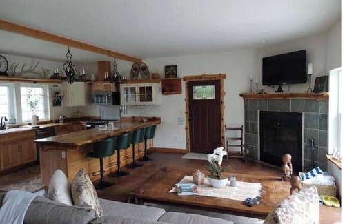 Ashford Cabin | T, s Creekside cabin. King Bed/Hot tub/treehousenn