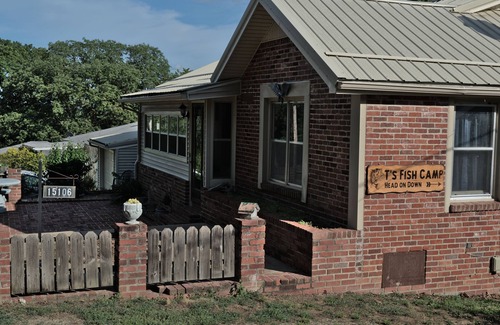 Warsaw House | T's Fish Camp-Crappie Are Biting—Sleeps up to Six